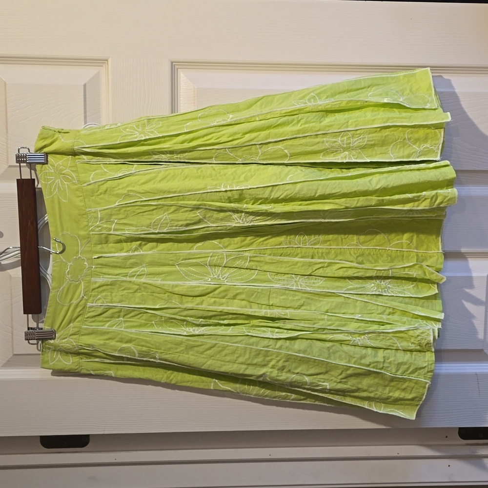 Coldwater Creek, Size Med, pleated, tropical green floral skirt. Excellent cond